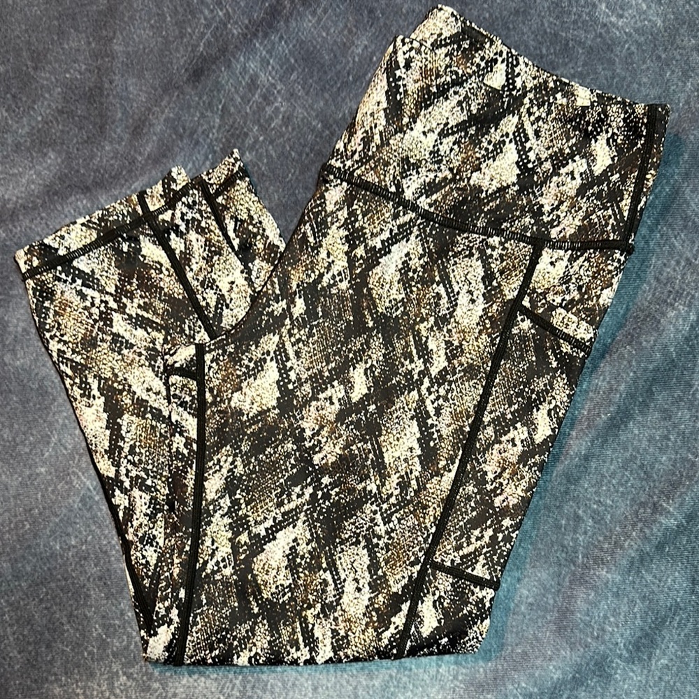 CVG Constantly Varied Gear Snakeskin Capri Leggings Large